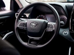 
										2023 Toyota Highlander LE full									