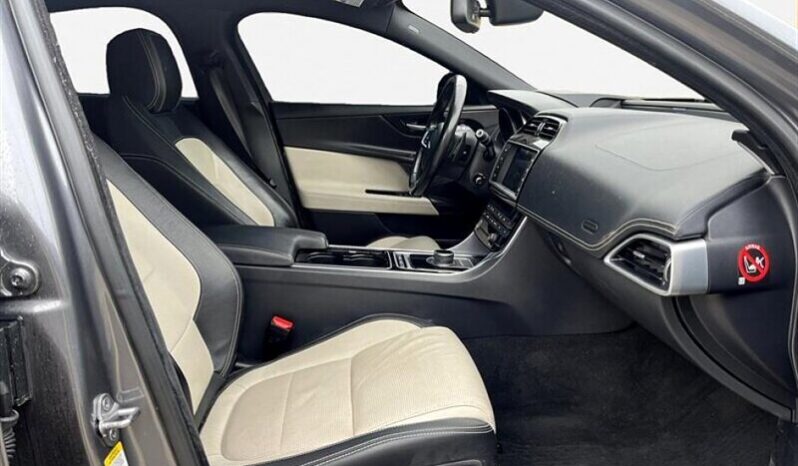 
								2017 Jaguar XE 35t R-Sport full									