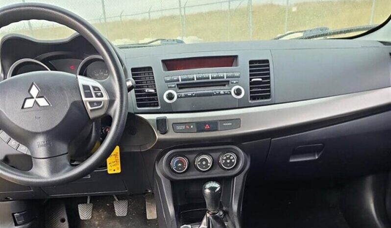 
								2013 Mitsubishi Lancer Sportback SE full									