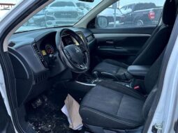 
										2018 Mitsubishi Outlander ES full									