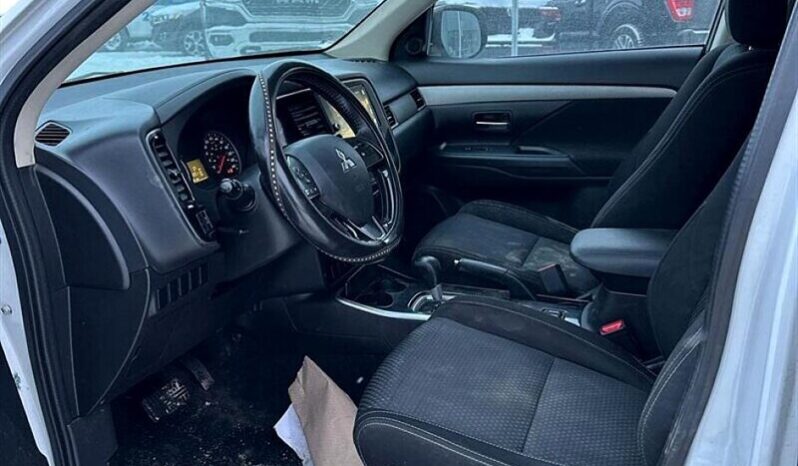 
								2018 Mitsubishi Outlander ES full									