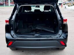 
										2023 Toyota Highlander LE full									