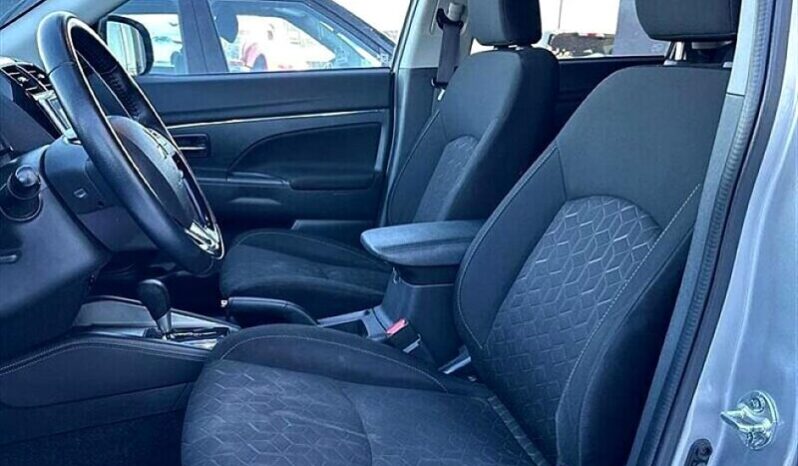 
								2022 Mitsubishi RVR SE full									