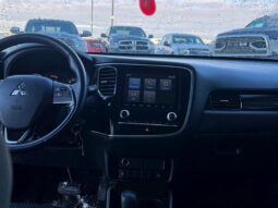 
										2020 Mitsubishi Outlander ES full									