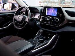 
										2023 Toyota Highlander LE full									