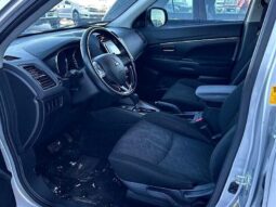 
										2022 Mitsubishi RVR SE full									