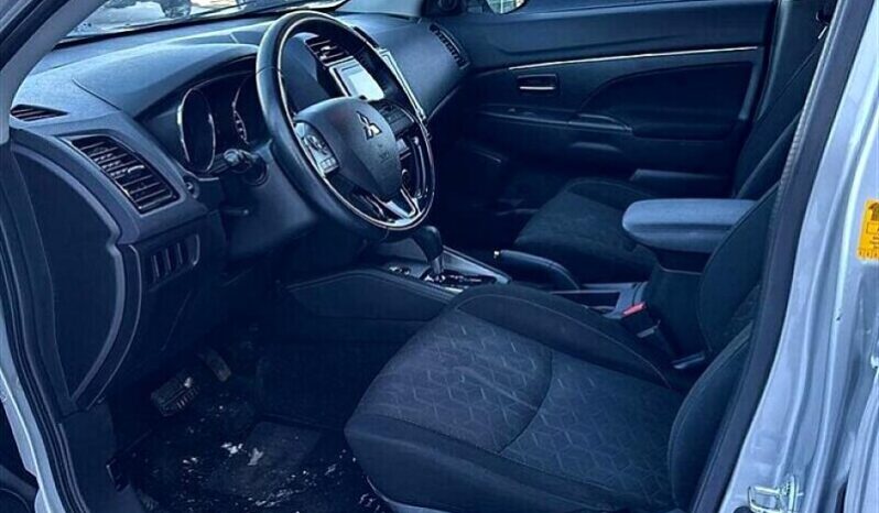 
								2022 Mitsubishi RVR SE full									