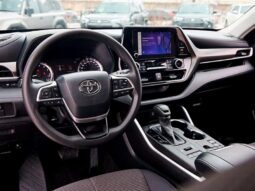 
										2023 Toyota Highlander LE full									