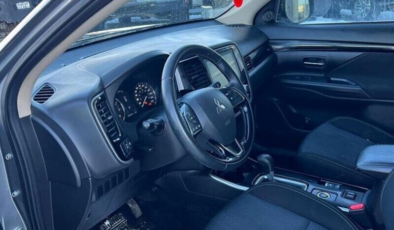 
								2020 Mitsubishi Outlander ES full									