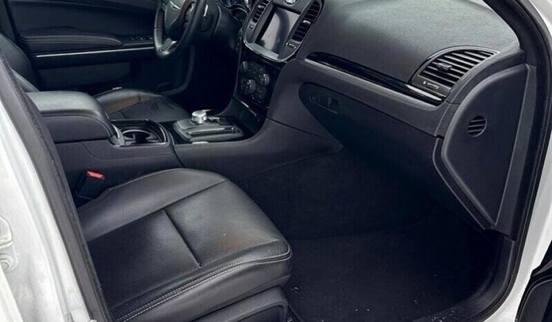 
								2022 Chrysler 300 Series S V6 full									