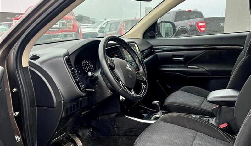 
								2019 Mitsubishi Outlander ES full									