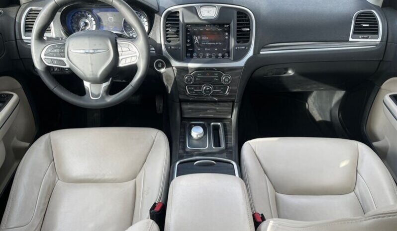 
								2022 Chrysler 300 Touring L AWD full									